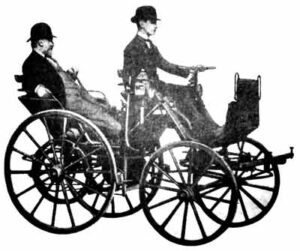 دايملر (نفر سمت چپي ) سوار بر اولين اتومبيل خود که با موتور عمودي خود 5/1 اسب بخار قدرت داشت.