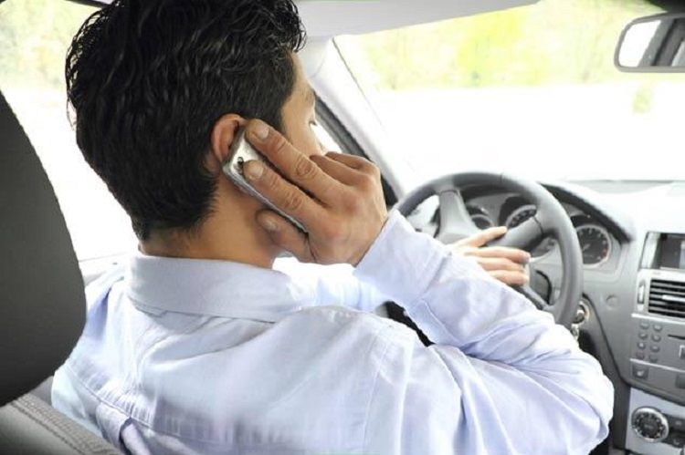 کنار گذاشتن تلفن همراه علت حواس‌پرتی هنگام رانندگی