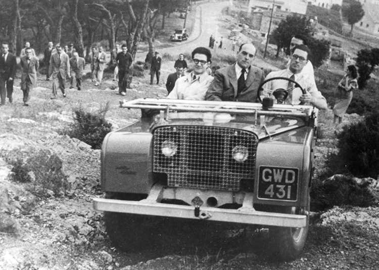 طراح لندرور، موریس ویلکس (نشسته در وسط) درحال آزمایش خودرو سال ۱۹۴۸
