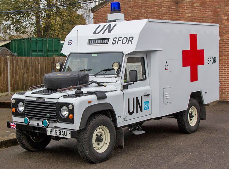 نمونه‌ای از لندرور دیفندر تجهیزشده برای نیروهای امدادی سازمان ملل و صلیب سرخ
